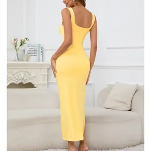 Vista posteriore di un elegante abito lungo giallo aderente in un soggiorno moderno.