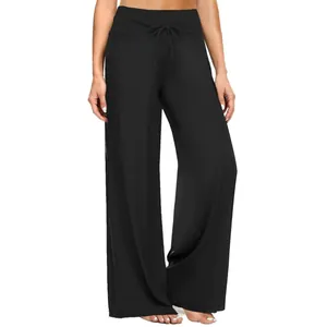 Dettaglio dei pantaloni yoga neri a vita alta con gamba larga e coulisse da donna