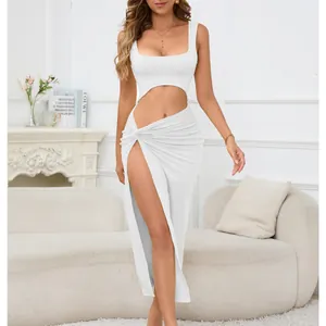 Elegante abito midi bianco con tagli, spacco laterale alto e scollo a quadrato