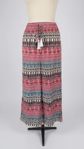 Vue détaillée du pantalon bohème à jambes larges avec taille élastique et liens à glands.