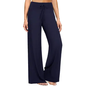 Vista dettagliata dei pantaloni lounge blu scuro a vita alta con gamba larga e coulisse