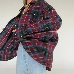 Dettaglio ravvicinato di una camicia vintage a quadri bordeaux oversize con tasche e polsini