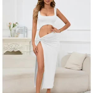 Vista dettagliata dell'abito lungo bianco sexy con cut-out alla moda e spacco laterale alto