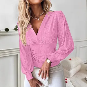 Elegante rosa Lochstickerei Langarmbluse mit schmaler Passform und V-Ausschnitt für Damen