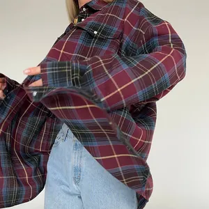Vista dettagliata della camicia di flanella a quadri bordeaux oversize e del tessuto