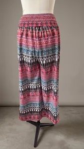 Vue détaillée d'un pantalon taille haute à imprimé bohème coloré sur un mannequin