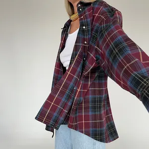 Vista dettagliata della camicia scozzese retrò bordeaux con vestibilità ampia e colletto