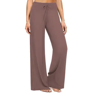 Dettaglio dei pantaloni da yoga a vita alta color malva a gamba larga con coulisse
