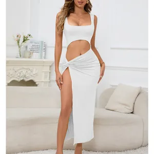 Abito lungo bianco con cut-out, spacco laterale alto e design moderno senza maniche.