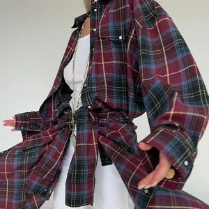 Dettaglio di una camicia a quadri retrò oversize a maniche lunghe con colletto a rever.