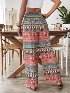 Vue arrière d'un pantalon bohème à taille haute élastique avec imprimé géométrique