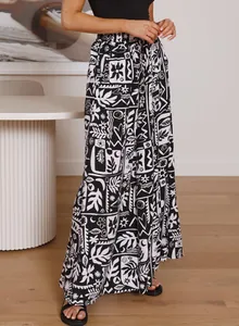 Detailansicht der schwarz-weiß gemusterten Weithose mit hoher Taille für den Sommerlook