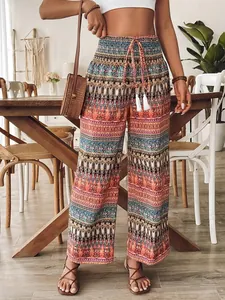 Vue détaillée du pantalon bohème à taille haute avec cordons à glands.