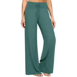Dettaglio di pantaloni yoga a gamba larga a vita alta con coulisse in vita.