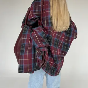 Vista posteriore di una camicia scozzese bordeaux oversize in stile retrò a maniche lunghe