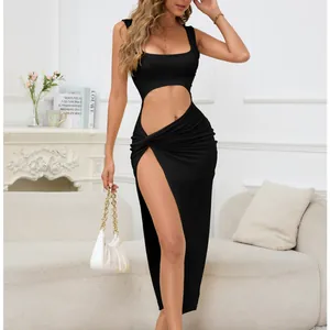 Dettaglio di un abito lungo nero sexy con ritaglio, spacco alto e scollo quadrato