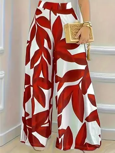 Detalle de pantalones anchos de talle alto con un llamativo estampado de hojas rojas.