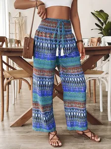 Vue détaillée du pantalon large à imprimé bohème avec taille élastique et cordon à glands.