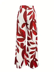 Vista trasera de pantalones anchos blancos elegantes con un llamativo estampado rojo