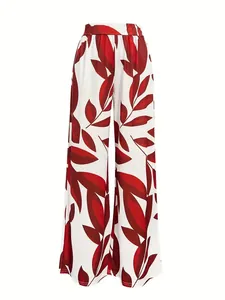 Vista completa de pantalones anchos con un vibrante estampado de hojas rojas.