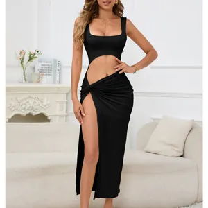 Elegante dettaglio di un abito lungo nero cut-out con spacco alto e design moderno.