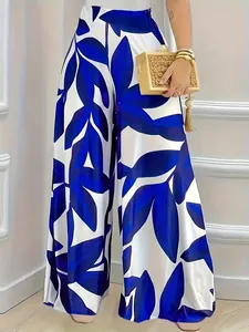 Detalle del moderno estampado de hojas azules en unos pantalones anchos para mujer
