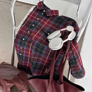 Camicia a quadri vintage oversize con maniche lunghe, cuffie e borsa di pelle bordeaux