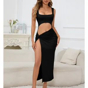 Elegante abito lungo nero con ritagli sexy e spacco alto per tutte le serate speciali