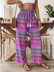 Vue détaillée d'un pantalon bohème à taille haute imprimé avec une taille élastique.