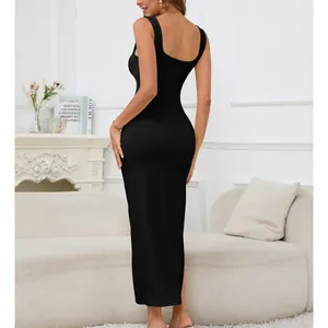 Vista posteriore dettagliata di un elegante abito lungo nero senza maniche aderente.