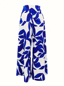 Vista detallada del pantalón de pernera ancha y tiro alto con estampado de hojas azul.