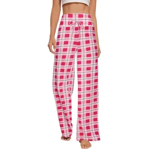 Dettaglio dei pantaloni lounge a scacchi rosa e bianchi a vita alta con coulisse.