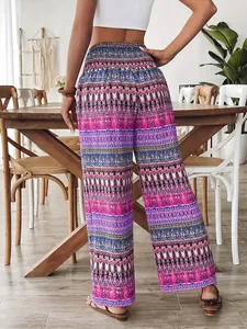 Vue arrière détaillée d'un pantalon bohème imprimé à taille haute élastiquée pour femme