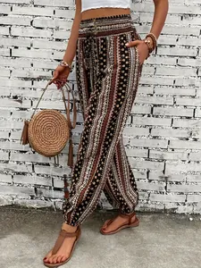 Pantalones harem bohemios con estampado étnico y cordón en la cintura en una modelo