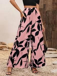 Vue d'ensemble d'un pantalon large à taille haute avec motif de feuilles roses et noires