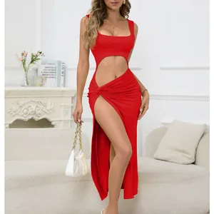 Dettaglio dell'elegante abito lungo rosso con spacco alto e un moderno design cut-out