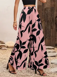 Vue détaillée du pantalon large en mousseline à imprimé de feuilles rose et noir