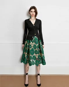 Vue détaillée de la jupe midi bohème en dentelle verte avec motif floral ajouré