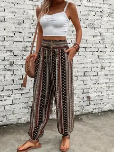 Vista de detalle de pantalones harem con estampado étnico bohemio y cintura elástica