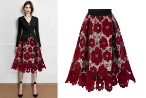 Détail de la dentelle florale rouge et de la maille évidée délicate