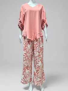 Detaillierte Ansicht des Damen-Sets mit rosa V-Ausschnitt-Oberteil und floraler Hose