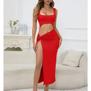 Dettaglio di un sexy abito lungo rosso senza maniche con cut-out, vita intrecciata e spacco.