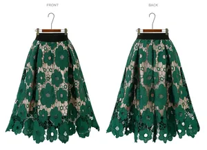 Détails: Vue avant et arrière de la jupe en dentelle bohème verte au motif ajouré