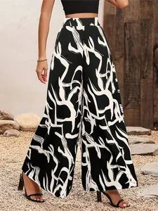 Vue détaillée d'un pantalon large à taille haute pour femme avec imprimé feuilles blanc