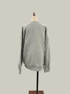 Vista trasera de una sudadera gris holgada con cuello en V en un almacén de stock