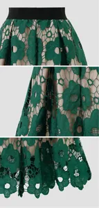 Vue détaillée de la dentelle florale verte et de la taille élastique sur une jupe.