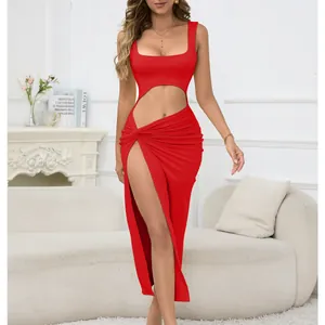 Dettaglio di un sexy abito lungo rosso con design cut-out in vita e spacco profondo