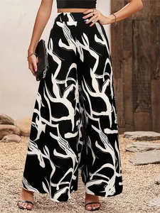 Vue détaillée d'un pantalon large à taille haute avec imprimé de feuilles blanches abstraites