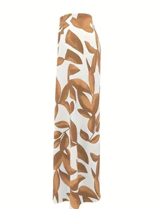 Vista de detalle de unos pantalones ligeros de mujer con estampado hojas marrones