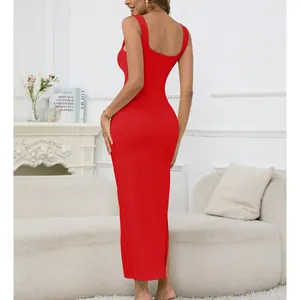 Vista posteriore di un elegante abito lungo rosso aderente in un soggiorno moderno